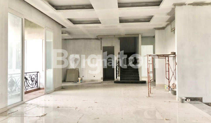 Rumah bangunan mandiri mewah 3 lantai dengan space lift, Design mewah American Classic di Emerald Cove, Summarecon Gading Serpong 2