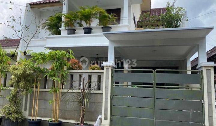 Rumah nyaman dilengkapi taman depan dan belakang di Cinere 1