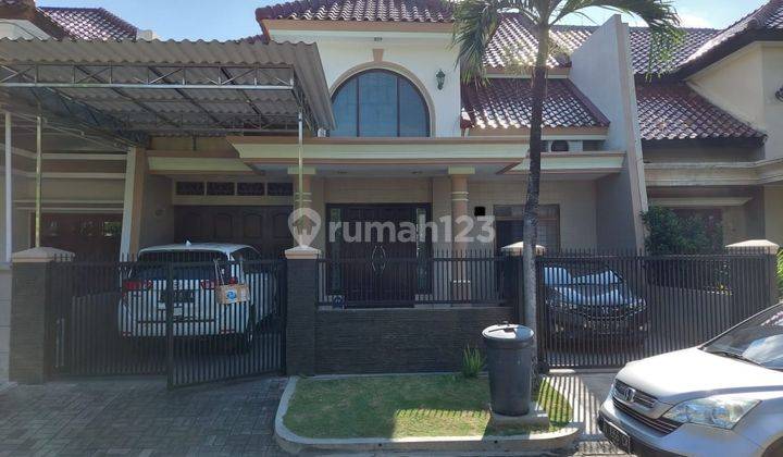 Rumah nyaman depan taman, parkir luas 1