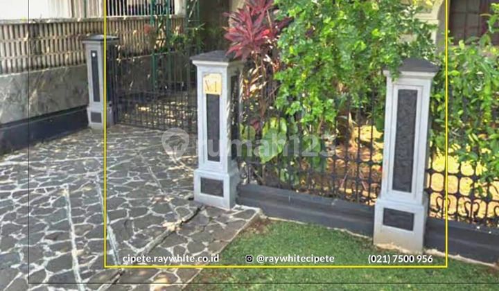 Rumah idaman keluarga di Pondok Indah Jakarta Selatan, daerah nyaman dan tenang posisi lokasi  dekat taman penghijauan 
