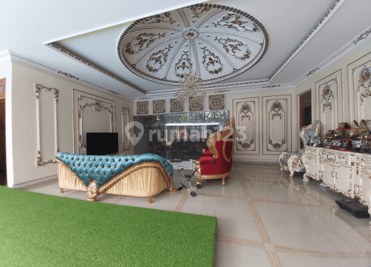 Rumah Mewah Megah gaya Romawi Classic full furnish di Kartasura Solo 2