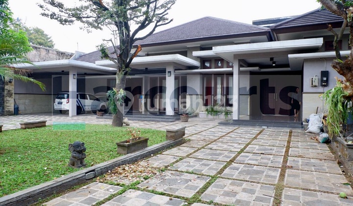 Rumah luas dengan kolam renang di Solo Kota 2