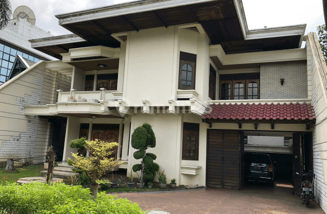 Rumah Raya Darmo Surabaya Pusat Luas 959 m2 Plus Kolam Renang 1