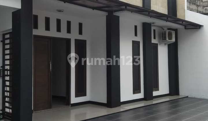 Rumah dengan Parkir Luas di Cipete, Jakarta Selatan (SA)