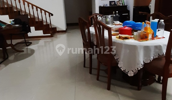 Dua Rumah Satu Pool Depan Taman Harga Bagus