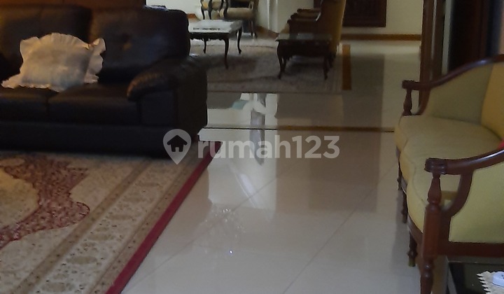 Dua Rumah Satu Pool Depan Taman Harga Bagus