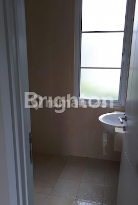 A 2-story house in the Azura cluster, Vanya Park, a complex complete with a lake and 7 playgrounds as well as a club house, in BSD city. 1