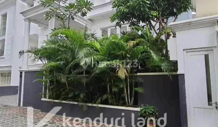 Di  Rumah MEWAH private POOL dekat KEMANG 2