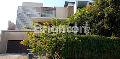 Rumah mewah 3 lantai, row jalan lebar, de brassia, de park, bsd tangerang Rumah mewah 3 lantai, row jalan lebar, de brassia, de park, bsd tangerang