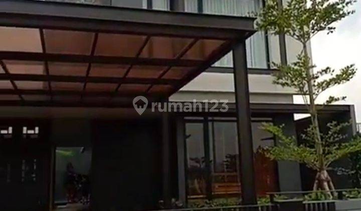 RUMAH MEWAH KOLAM RENANG KOTA BARU PARAHYANGAN DI NAYAPATI 1