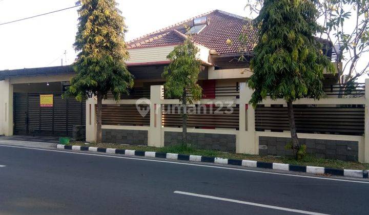 Rumah mewah sumber banjarsari solo pinggir jalan strategis  1