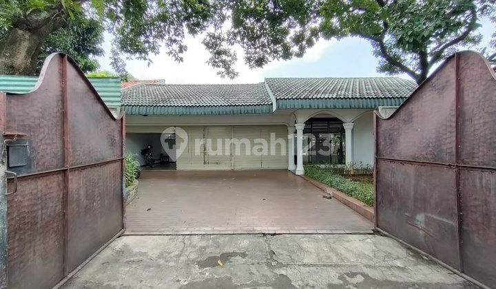 House for rent suitable for office use with a spacious yard and private pool in Kemang. 2