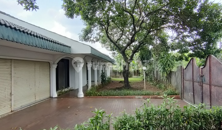 House for rent suitable for office use with a spacious yard and private pool in Kemang. House for rent suitable for office use with a spacious yard and private pool in Kemang.