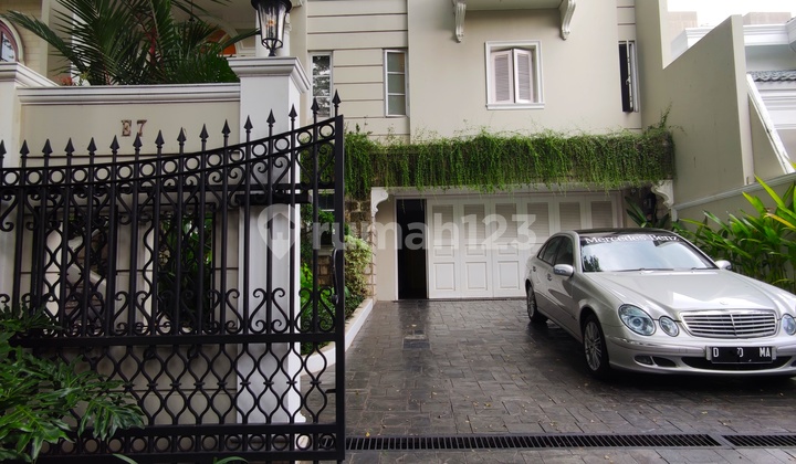 Rumah dalam kompleks mewah di kemang selatan