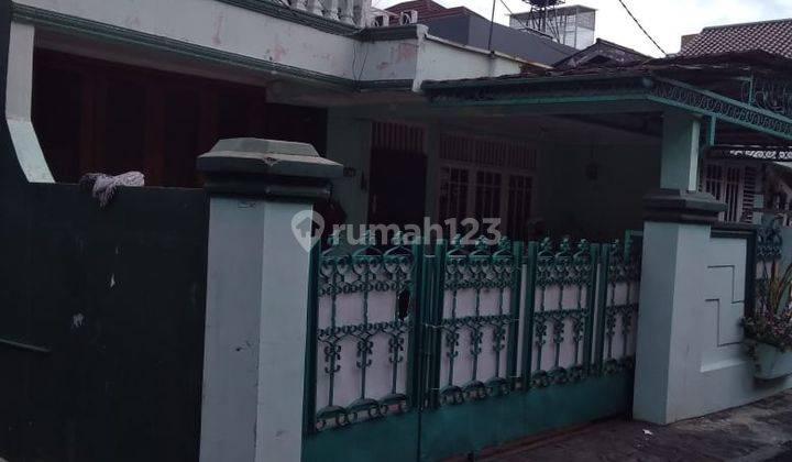 Rumah Huk di Taman Meruya Ilir 1