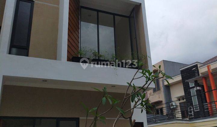 Rumah Town House Mewah Dekat Pintu Tol Cawang, Jakarta Timur 1