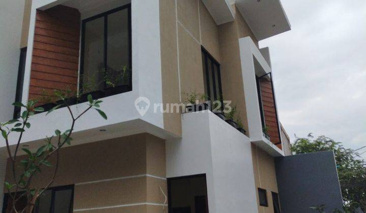 Rumah Town House Mewah Dekat Pintu Tol Cawang, Jakarta Timur 2