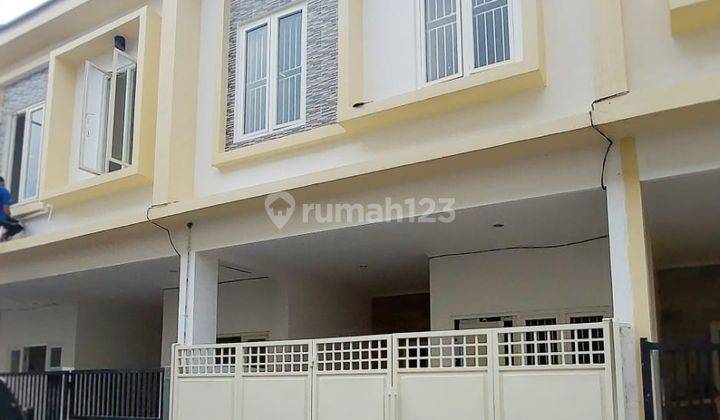 Rumah Cantik Siap Huni Lokasi Strategis Dekat Universitas Petra 1