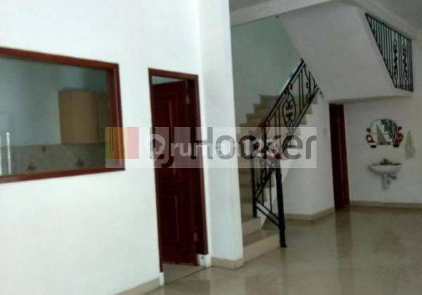 TURUN HARGA !! Townhouse Mayang Permai PIK Semi Furnished Jakarta Utara 2