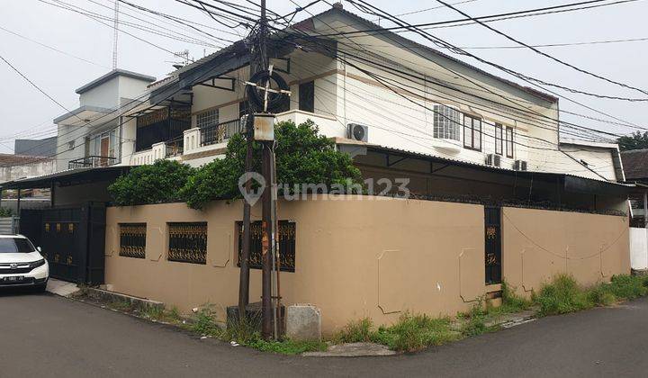 Rumah Bagus Dan Luas di Hoek di Kebon Jeruk Turun Harga 1