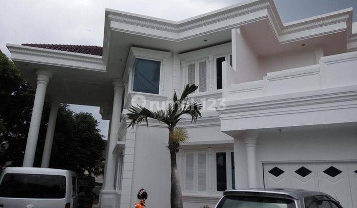 Rumah hook dengan tanah yang luas, ada kolam renang dijual di cluster di Cinere, dekat Mall Cinere   ( ET/IA/VV)  1