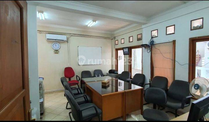 RUMAH COCOK UNTUK KANTOR , 4 LANTAI , PINGGIR JALAN UTAMA , DI JAKARTA SELATAN 2