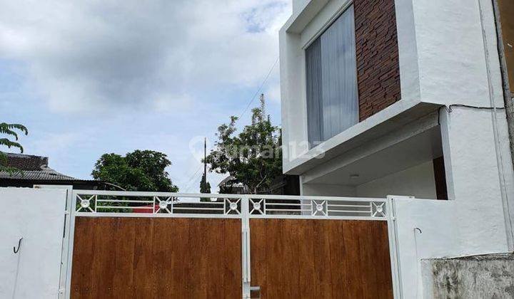 Dijual Rumah 2 Lt area Perumahan Kondisi Terawat di Taman Giri-Benoa 1