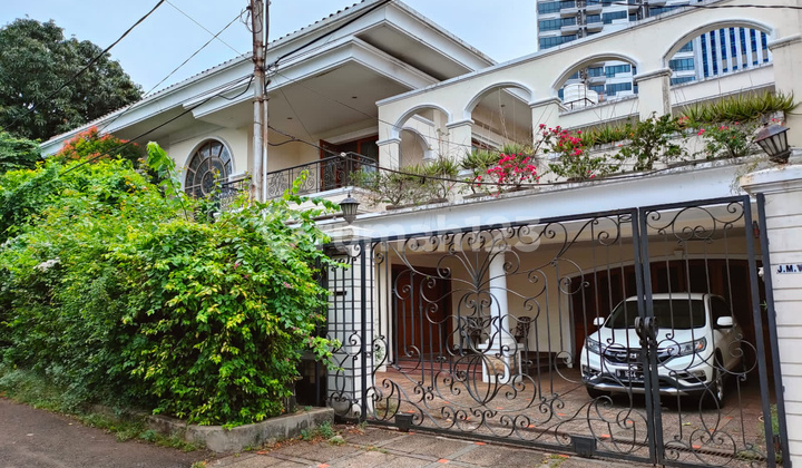Rumah Mewah di Menteng Dalam, Tebet. Lokasi Sangat Strategis, Dekat Jl. Raya Gatot Subroto, Cocok Untuk Hunian.