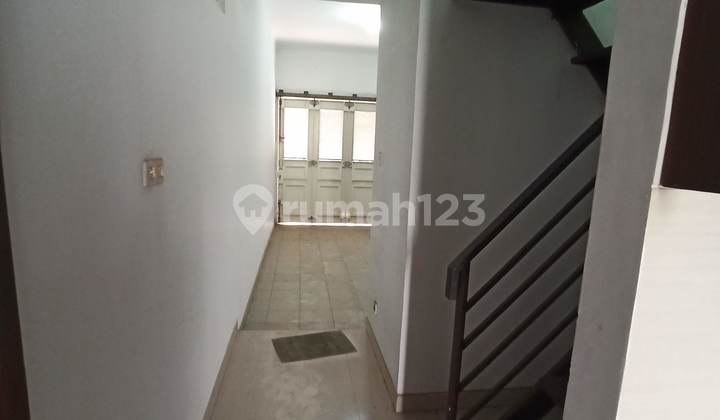 Independent cluster silk onyx 10x23m, semi furnished, good North facing. 2