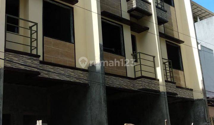 Rumah Baru 3 Lantai Di Taman Ratu  1