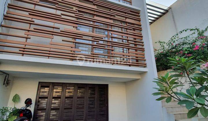 Townhouse ampera bangunan hadap timur 1