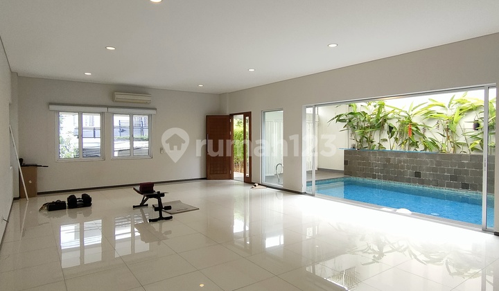 Disewakan Rumah Bagus Bangunan 3 Lantai dengan Private Pool dan Rooftop Senopati Area 2