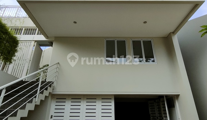 For rent: nice 3-story house with private pool and rooftop in Senopati area.