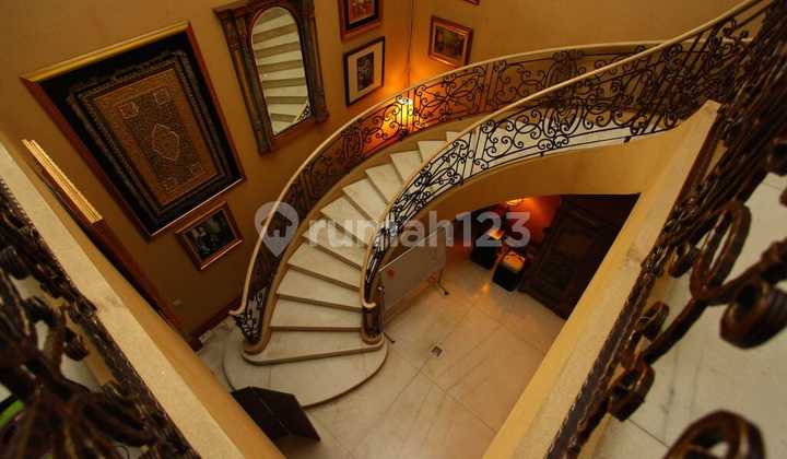 Rumah Mewah 2 Lantai di jl. Kertosono, Menteng 2