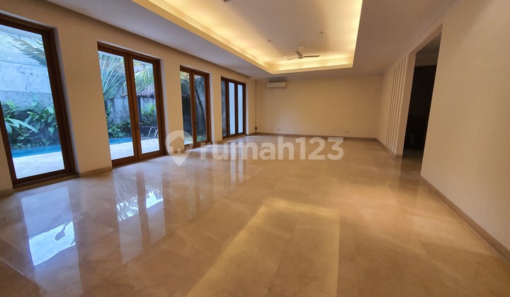 Rumah Terang dan Nyaman dengan Halaman Belakang yang Indah di Kemang 2