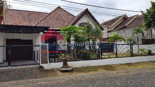 Jual Rumah Taman Luas Siap Huni Layout Keren Lokasi Araya Depan 1