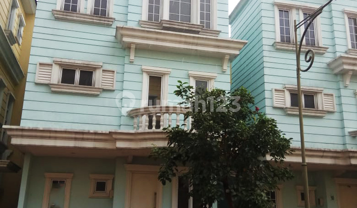 3-Story House in Montana Cluster, Strategic Location in Gading Serpong