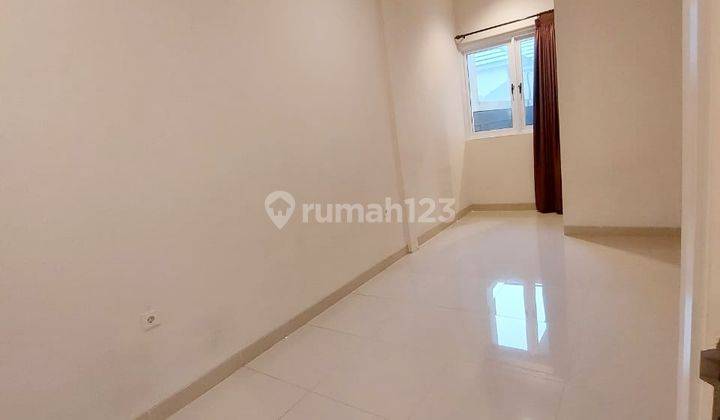 Rumah siap huni 2 lantai bagus semi furnished hadap selatan bisa KPR Greenwich BSD 2