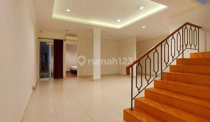 Rumah siap huni 2 lantai bagus semi furnished hadap selatan bisa KPR Greenwich BSD 1