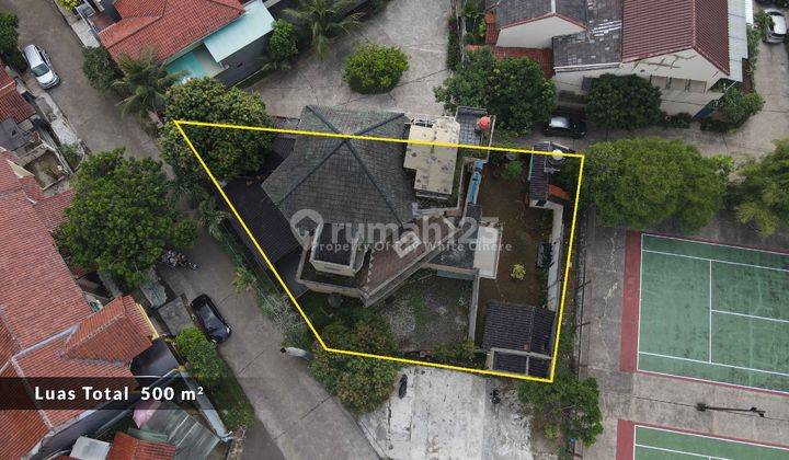 Rumah halaman luas di perumahan villa Santika Depok 2