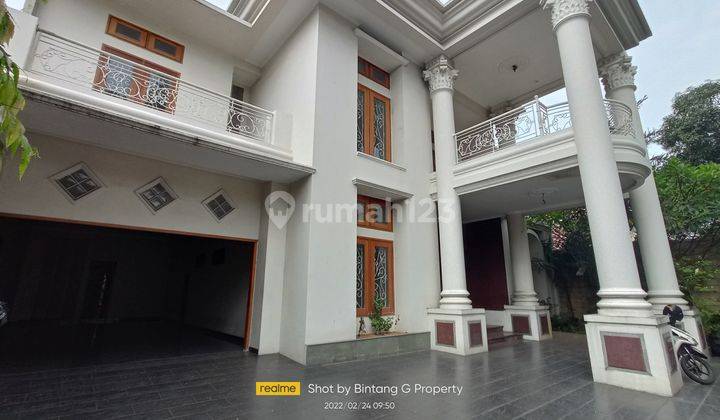 Rumah mewah di Kebayoran baru, tepatnya di Jalan Dharmawangsa 10, jalan besar, lokasi strategis, ada swimming pool 1