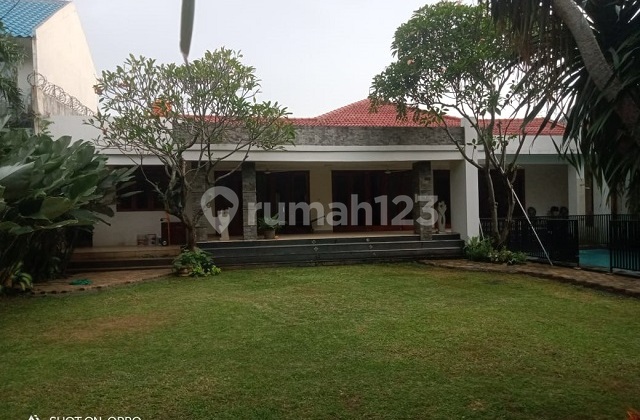 Rumah Bagus Siap Huni Dengan Kolam Renang dan Halaman Luas @ Ampera 2
