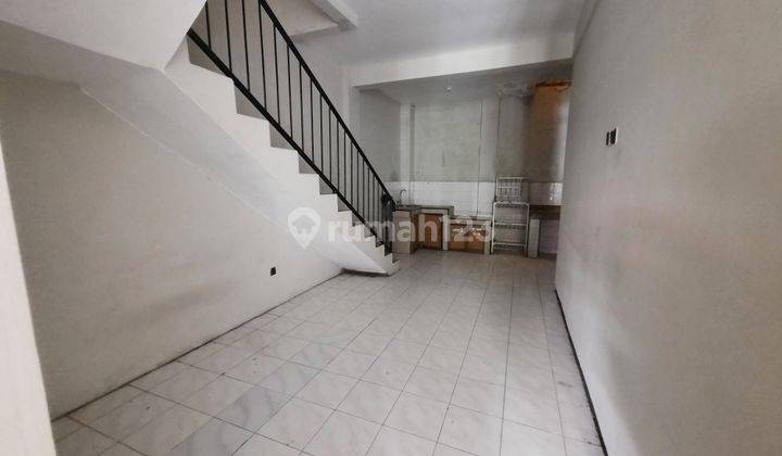 Rumah 2 Lantai Bagus Unfurnished Hak Guna Bangun di Babatan Pratama, Surabaya 2