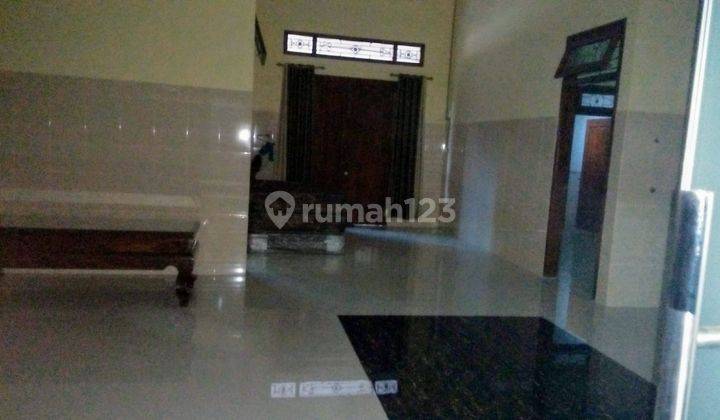 Rumah Cantik Strategis 1,5 Lantai Solo  2