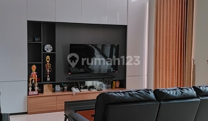 RUMAH MODERN 3 LANTAI DI ZORA BSD
