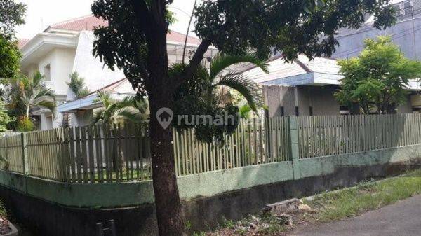 RUMAH HOEK DI WILAYAH CEMPAKA PUTIH 2