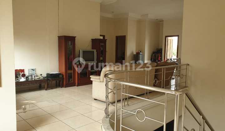 Rumah Bersih Strategis Dan Semi Furnish Di Tengah Alam Sutera