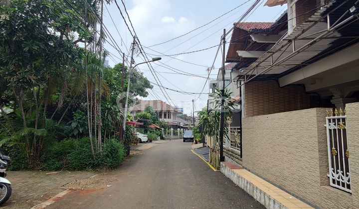 Rumah View Taman Kota Akses 2 Mobil Lebar, Tebet Barat