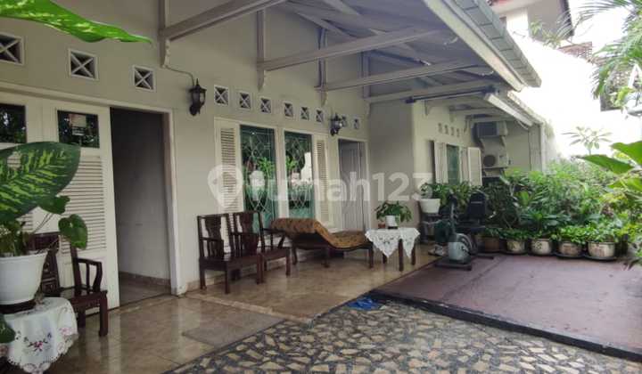 Rumah klassik jalan lebar tebet barat
