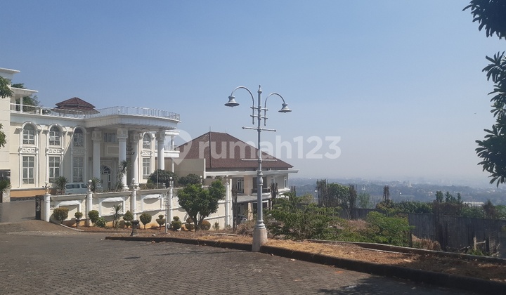 Plot with a view of the sea and the city of Semarang. 1